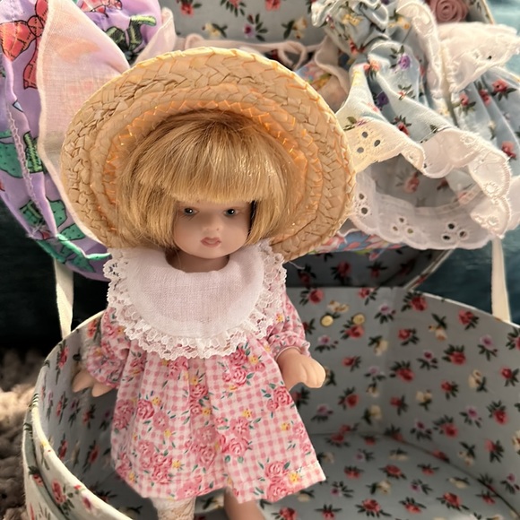 DOLL in a suitcase box with a set of dresses - Picture 7 of 15